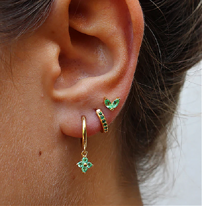 Luxury Women's Earrings Set with Fine Details and Timeless Design
