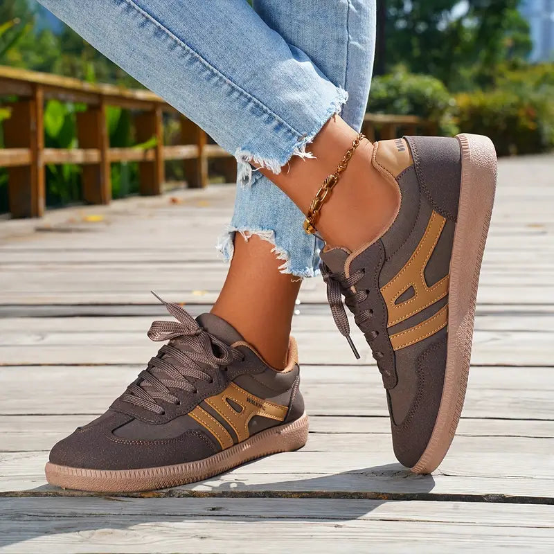 Brechy | Retro Street-Style Sneakers with Contrasting Stripes