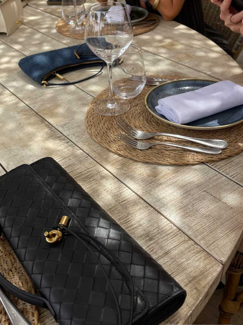 Chic Women's Handbag with Woven Design and Gold Closure