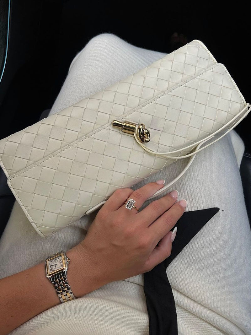 Chic Women's Handbag with Woven Design and Gold Closure