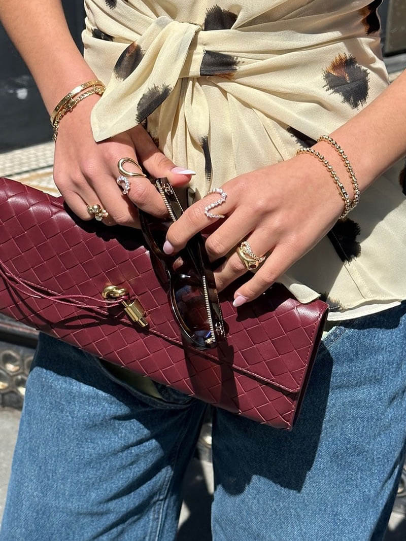 Chic Women's Handbag with Woven Design and Gold Closure