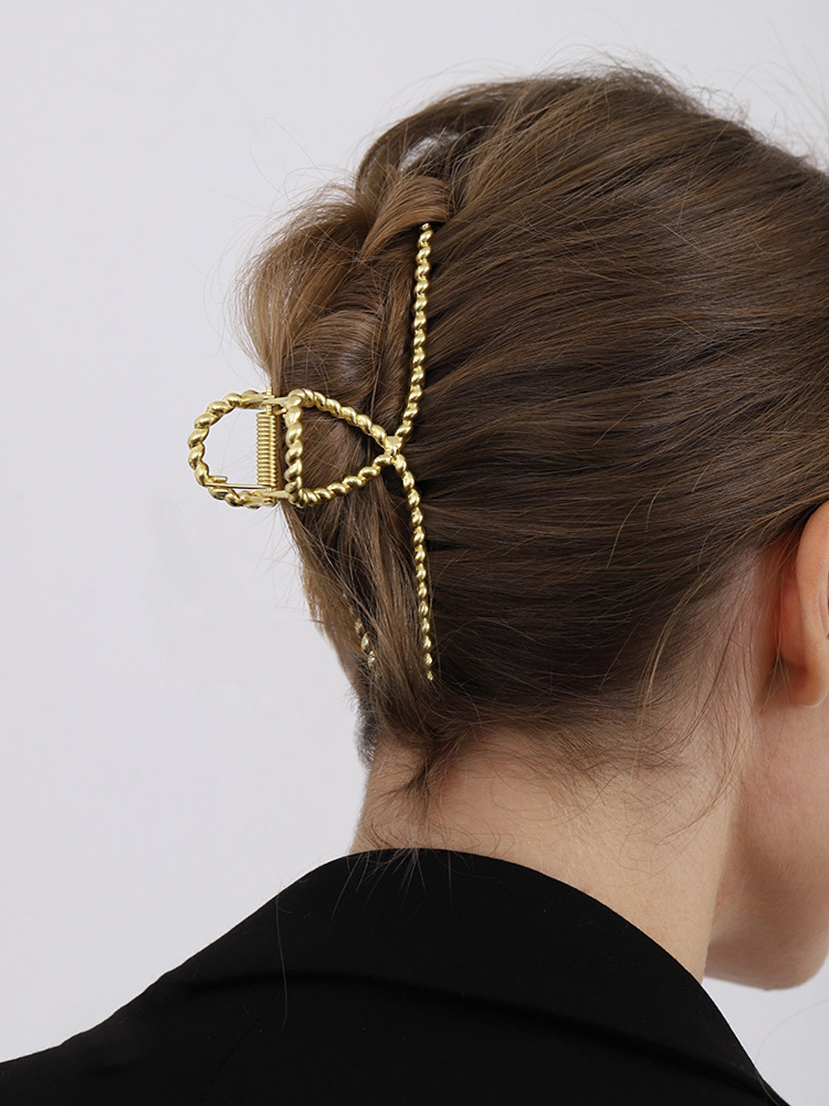 Elegant Gold Women's Hair Clip with Subtle Twisted Look